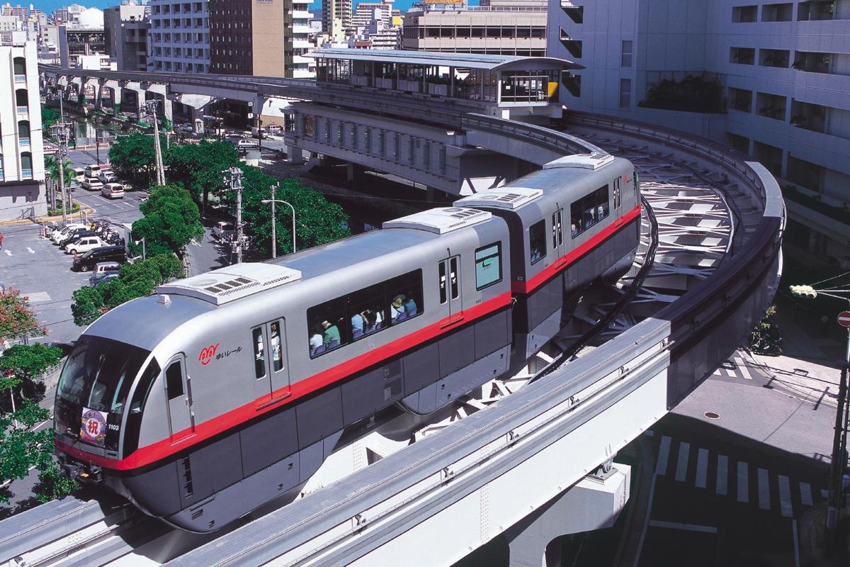 un treno su un binario in una città