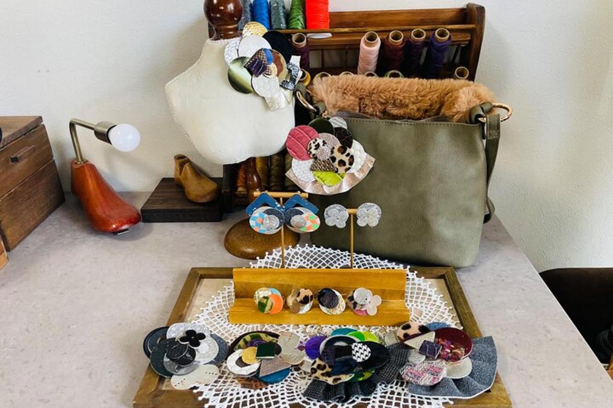 un tavolo con un vassoio di giocattoli e una borsa