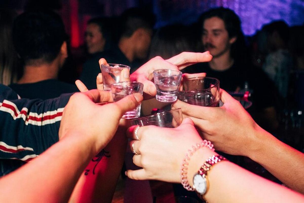 um grupo de pessoas segurando taças de vinho