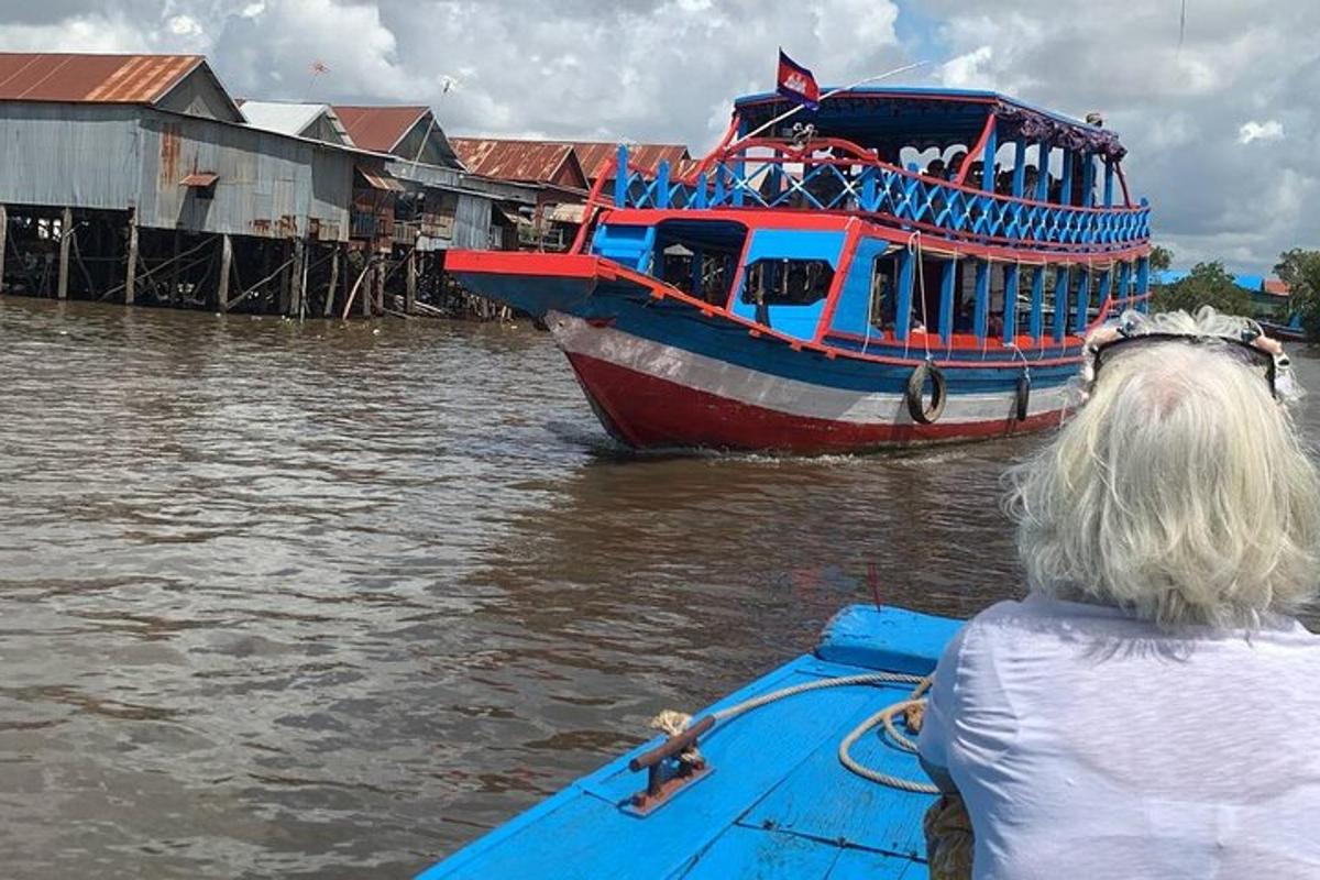 ผู้หญิงคนหนึ่งกำลังมองดูเรือในน้ำ