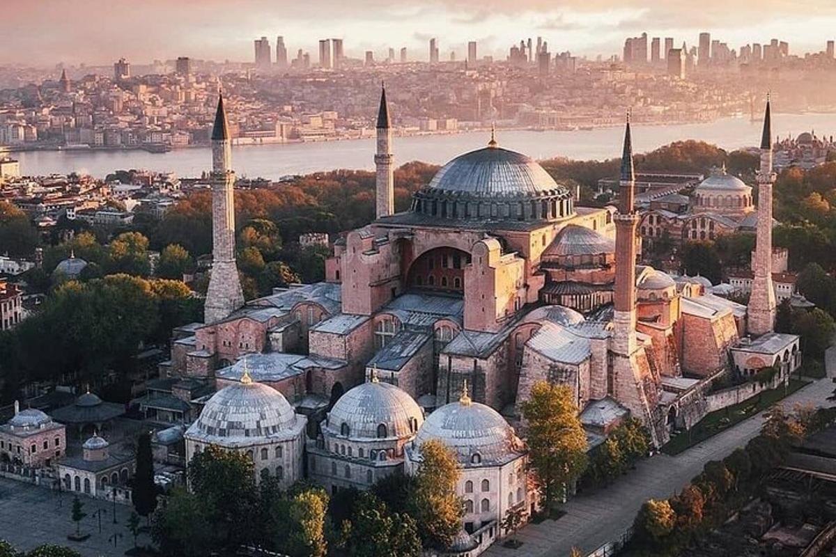 um edifício com cúpulas e mesquitas com uma cidade ao fundo