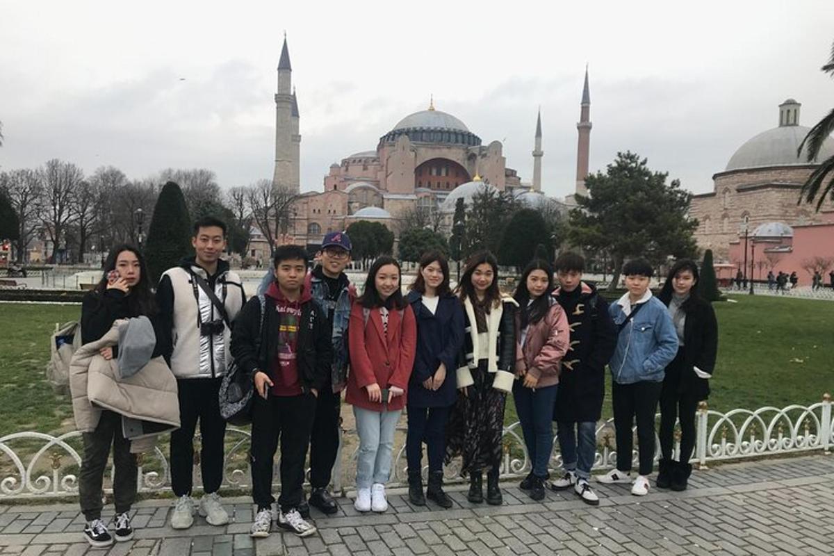 um grupo de pessoas em pé em frente a uma mesquita