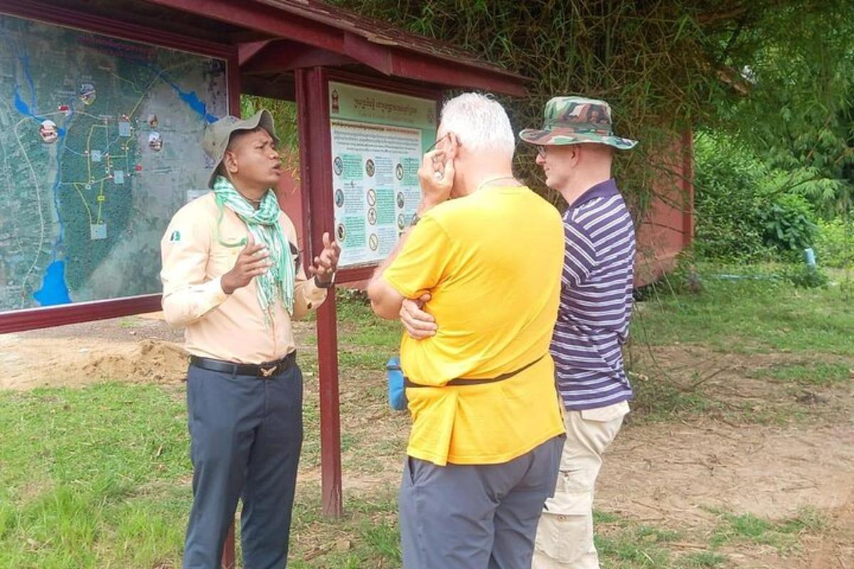 un grup d'homes drets davant d'un rètol