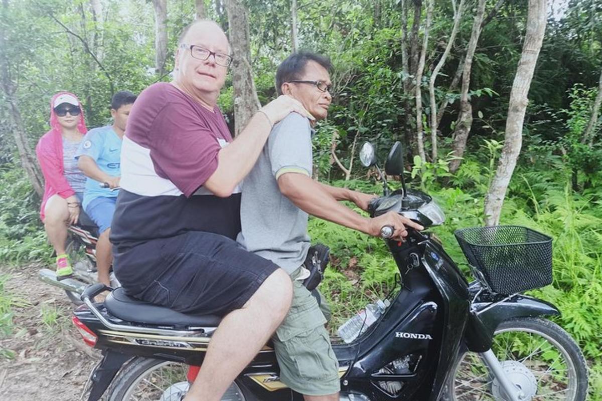 dos homes que van en motocicleta al bosc