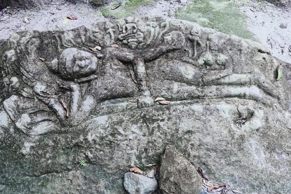 una estàtua de pedra d'un home sobre una roca