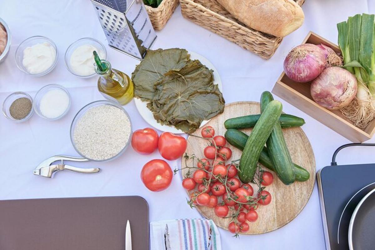 meja dengan sayur-sayuran dan papan pemotong dengan tomato