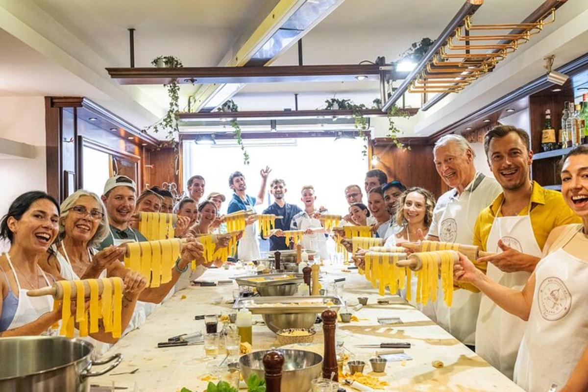 en gruppe mennesker sidder ved et bord på en restaurant