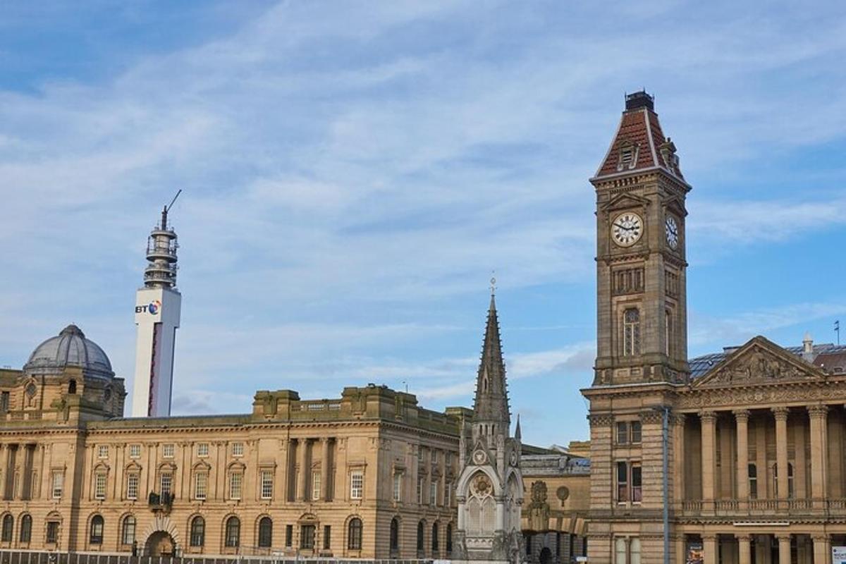 ein großes Gebäude mit einem Uhrenturm davor