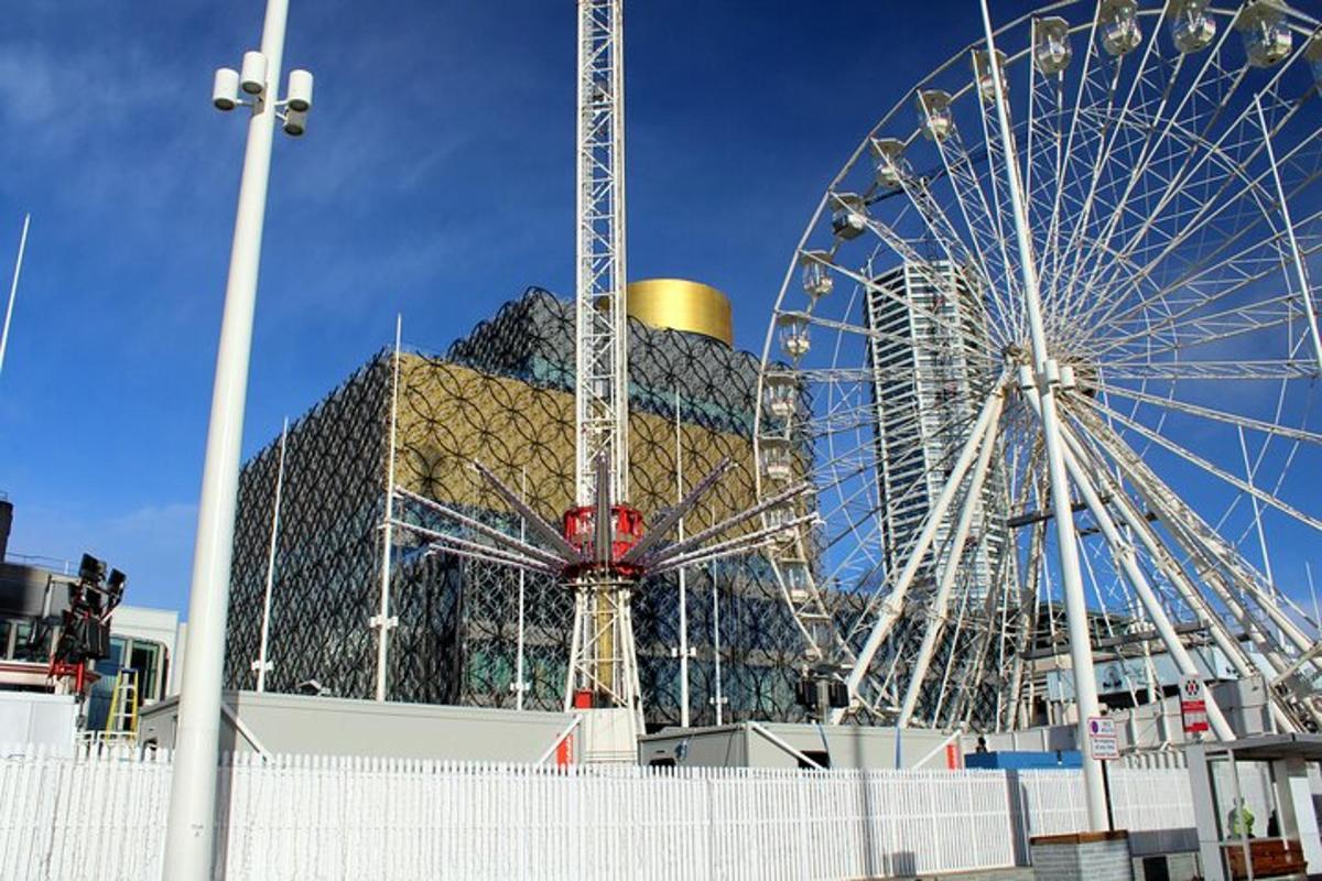 ein Riesenrad vor einem Gebäude und ein Gebäude