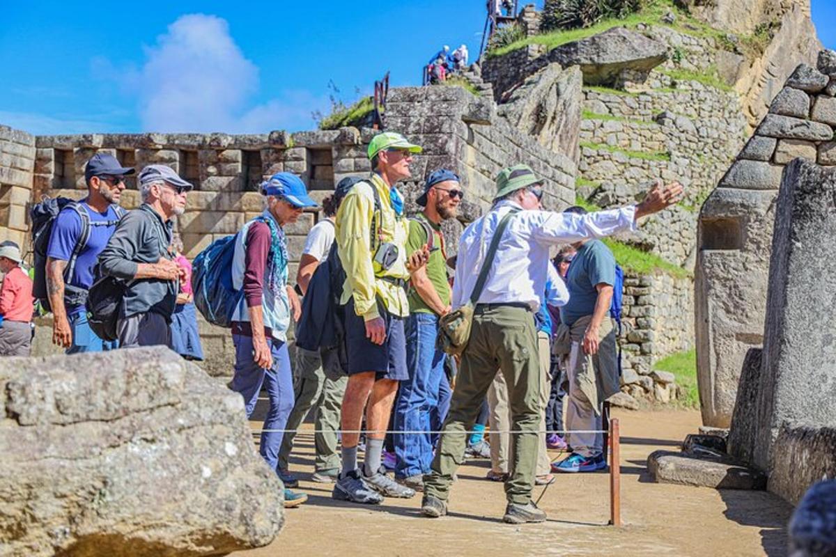 um grupo de pessoas em pé no topo de uma pirâmide