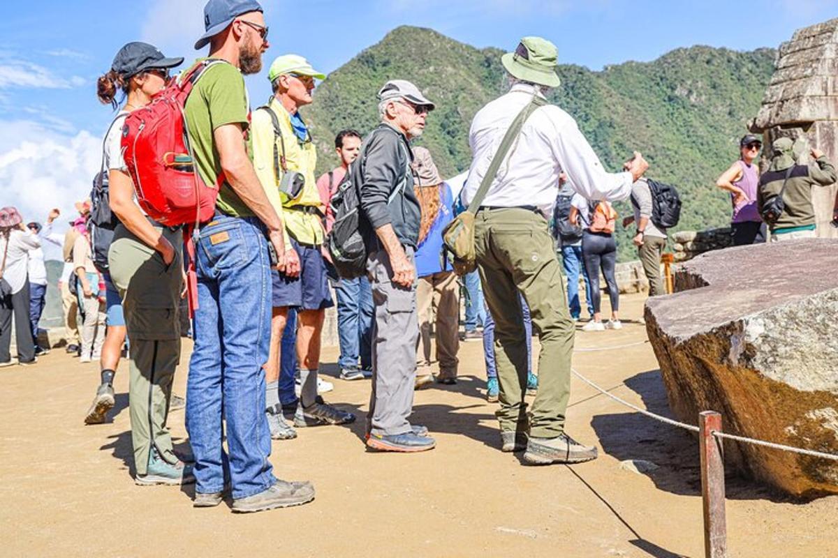 eine Gruppe von Menschen steht auf einem Berggipfel