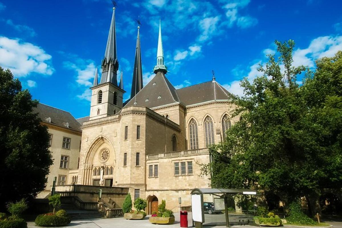 velký kostel se dvěma věžemi na vrcholu