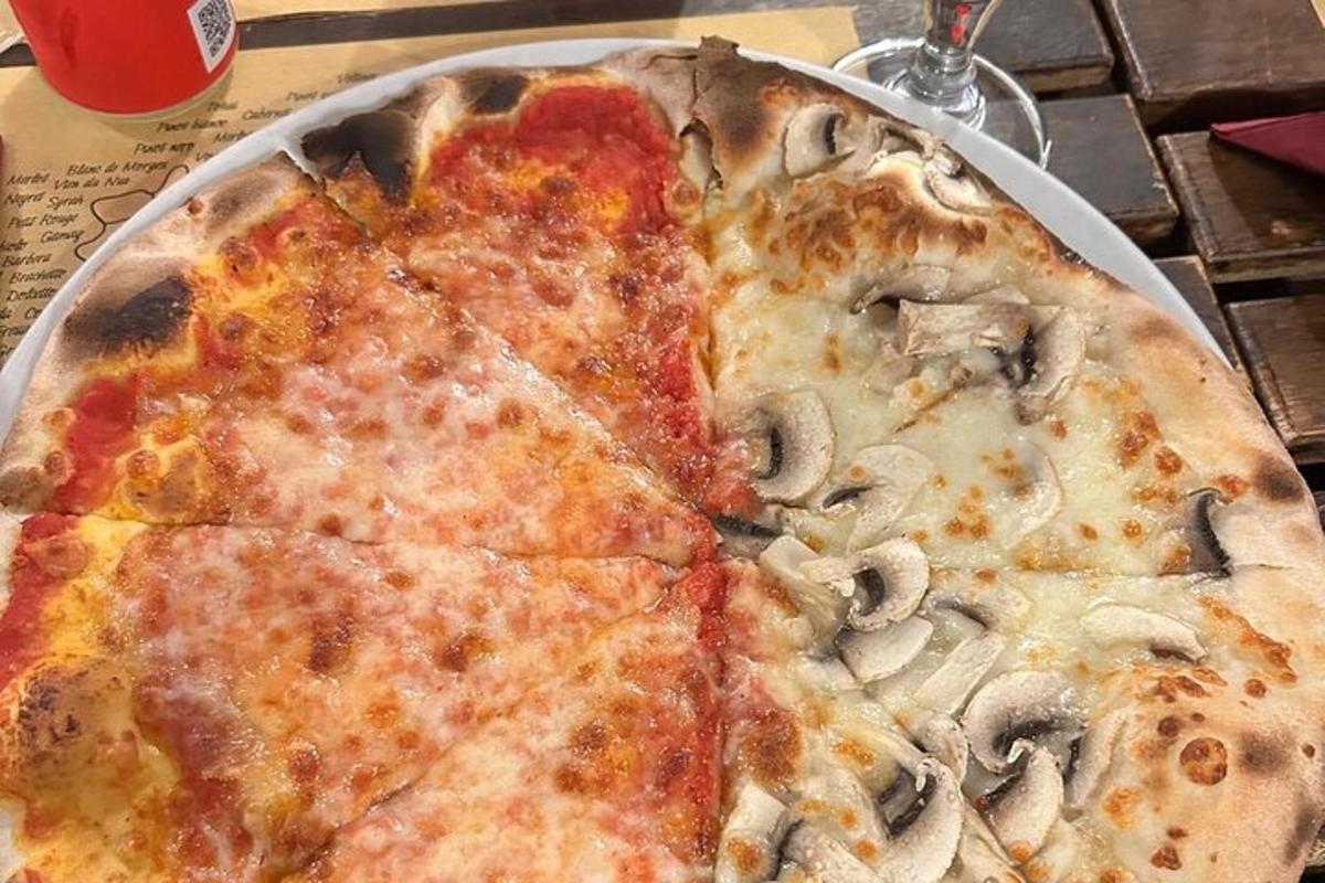pizza ležící na stole
