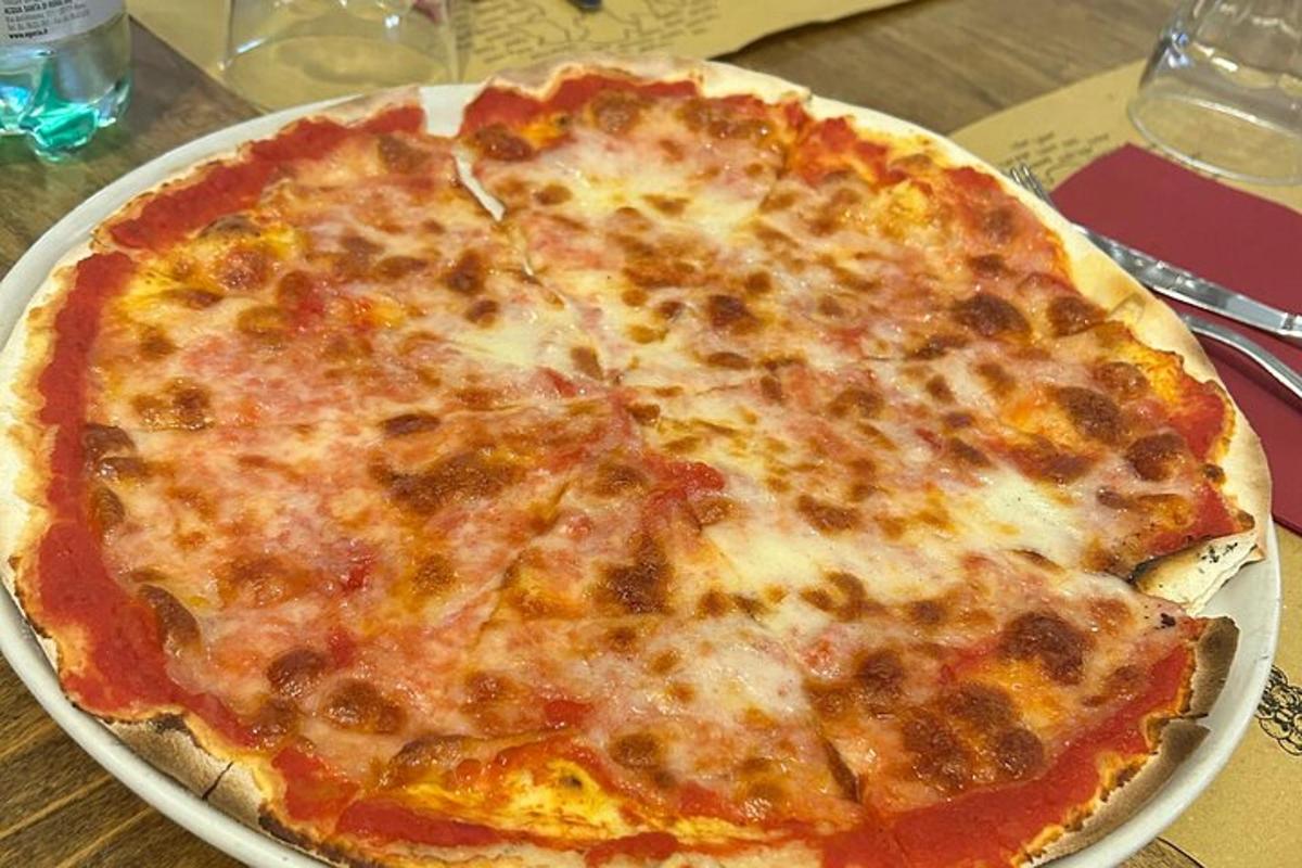 sýrová pizza na talíři na stole