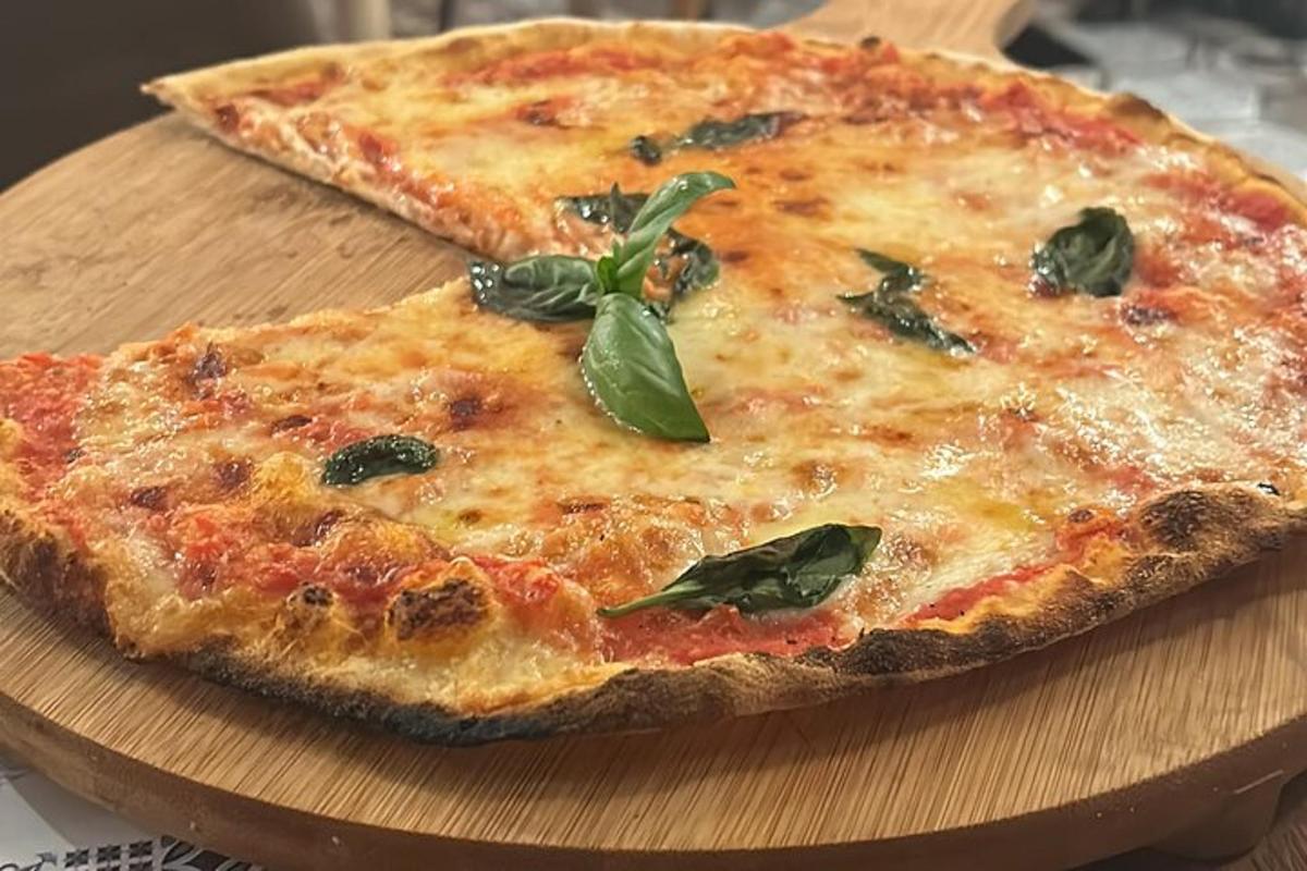 pizza ležící na dřevěném prkénku