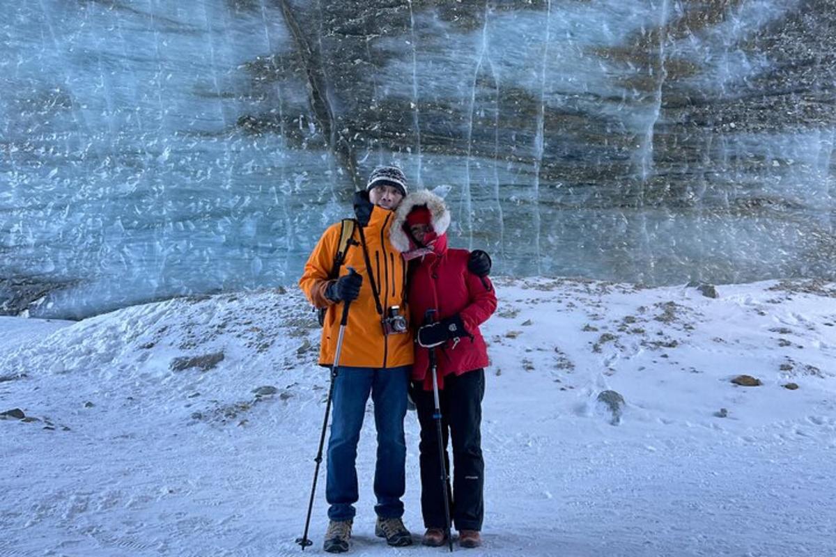 ein paar Leute stehen im Schnee