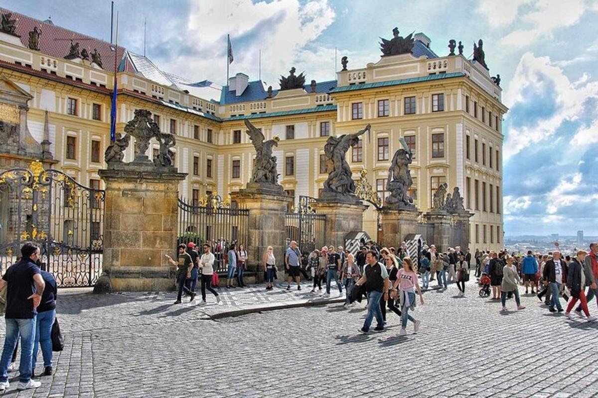 hópur fólks sem gengur fyrir framan byggingu