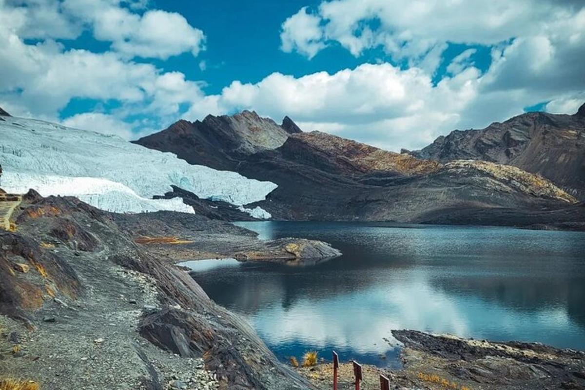 un lago en medio de una montaña nevada