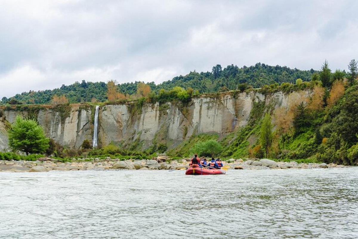 eine Gruppe von Menschen, die auf einem Floß einen Fluss hinunterfahren