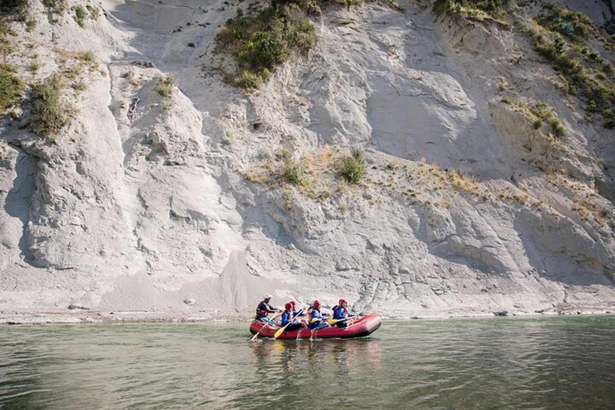 eine Gruppe von Menschen in einem Floß im Wasser