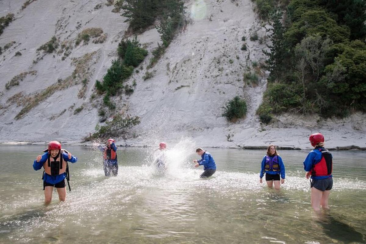 eine Gruppe von Menschen steht im Wasser