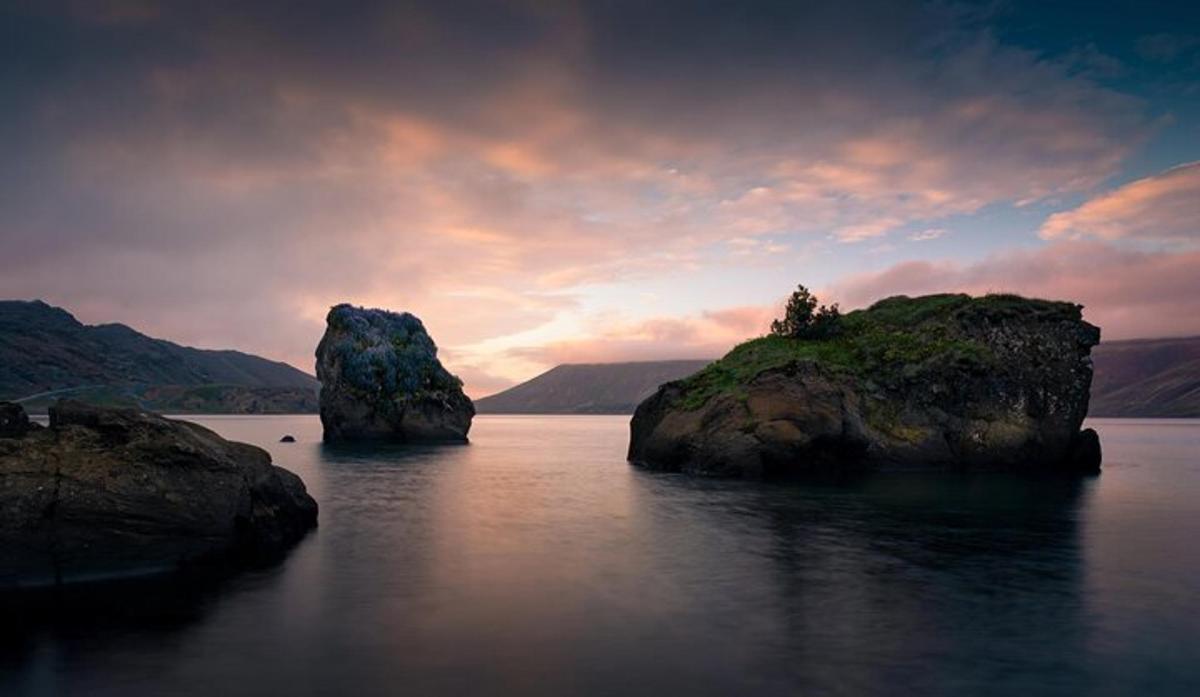 due grandi rocce nell'acqua al tramonto
