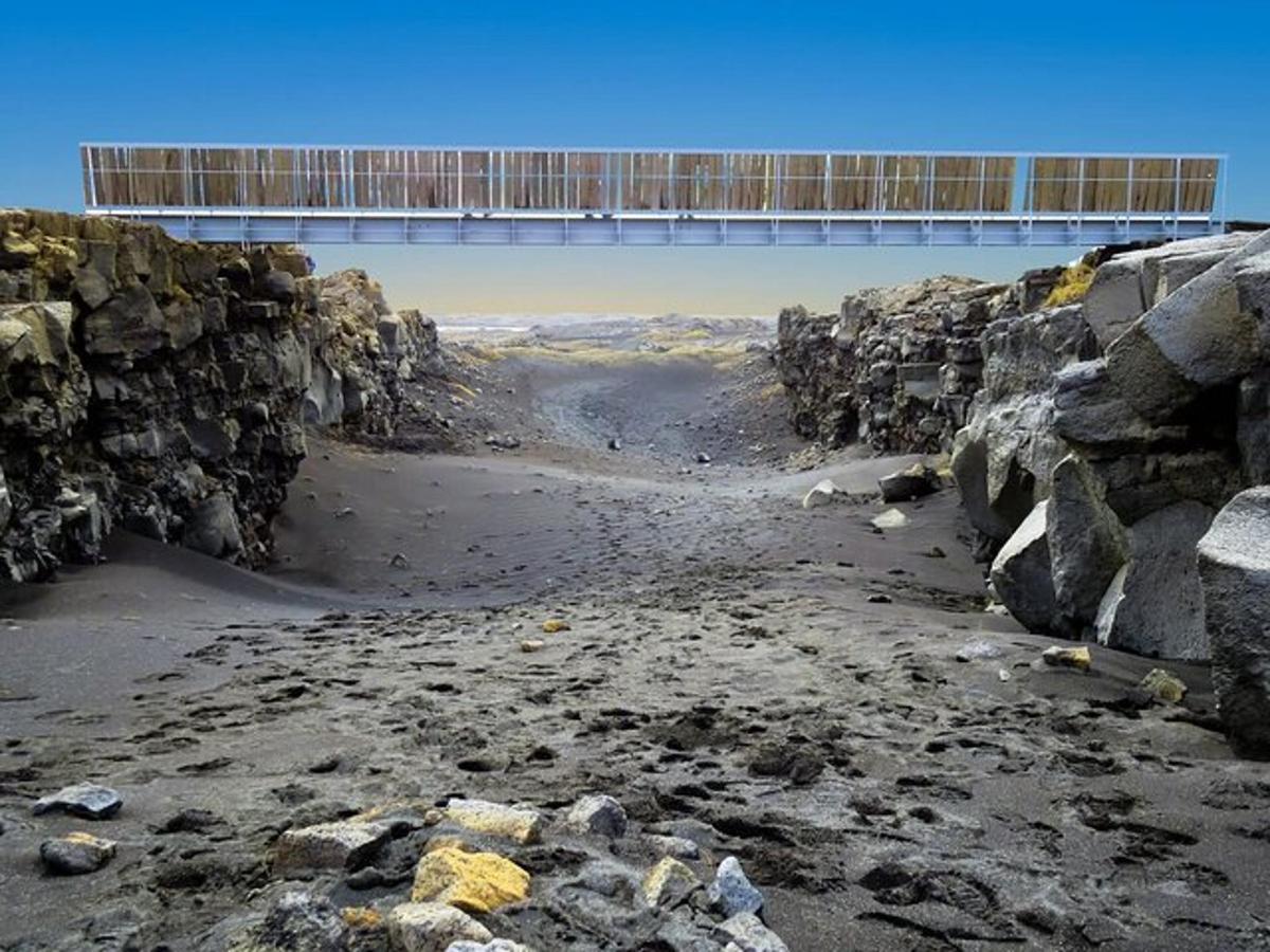 un ponte sopra una spiaggia con rocce e un ponte