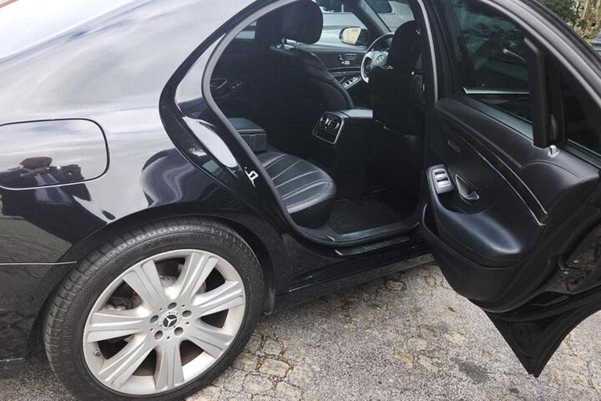 Un coche negro con la puerta abierta con la puerta abierta arriba