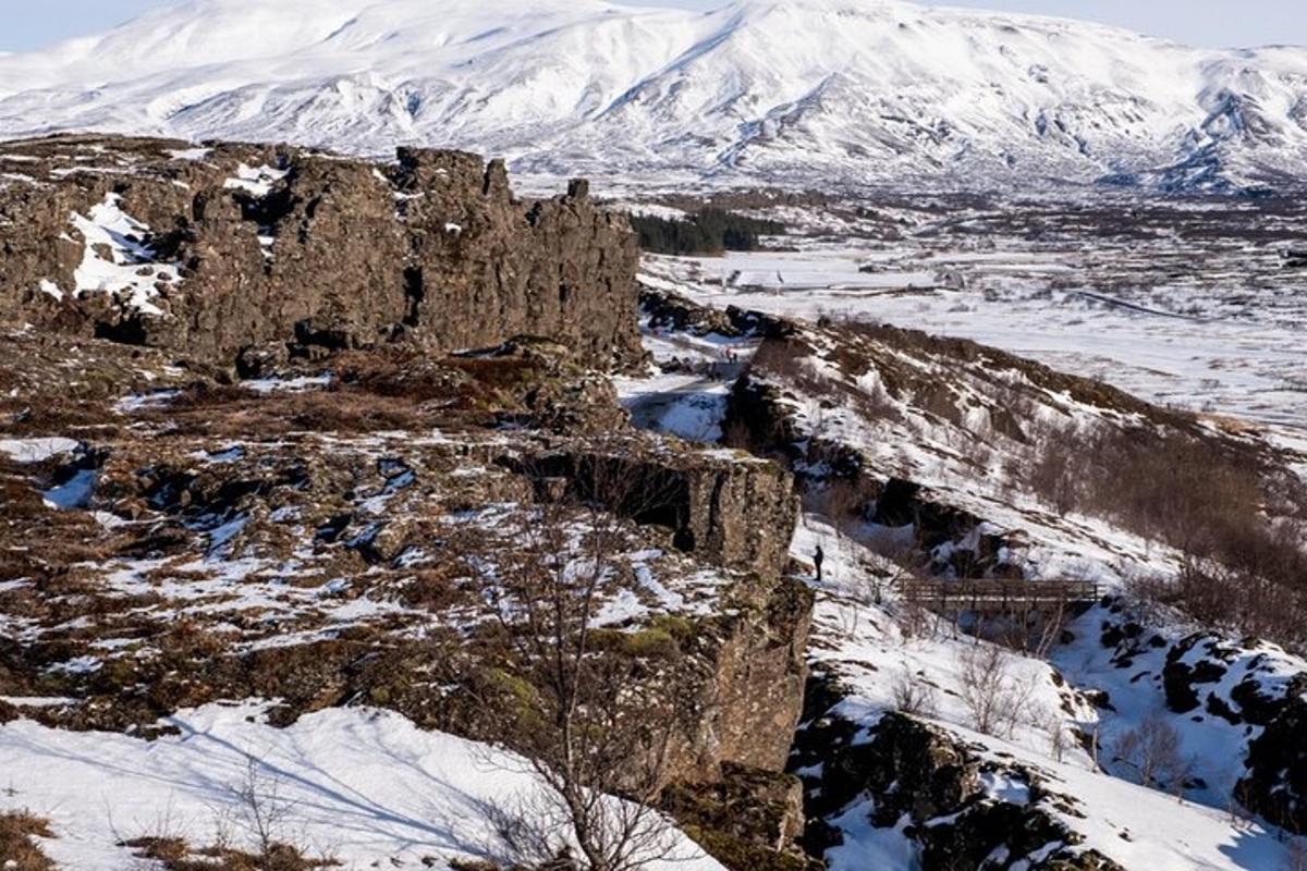 gamalt kastala í snjónum með fjöllum í bakgrunni