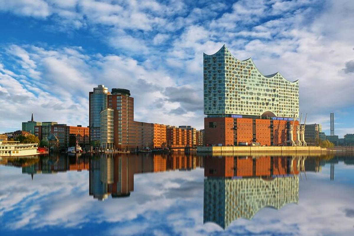 uno skyline di una città con edifici e uno specchio d'acqua