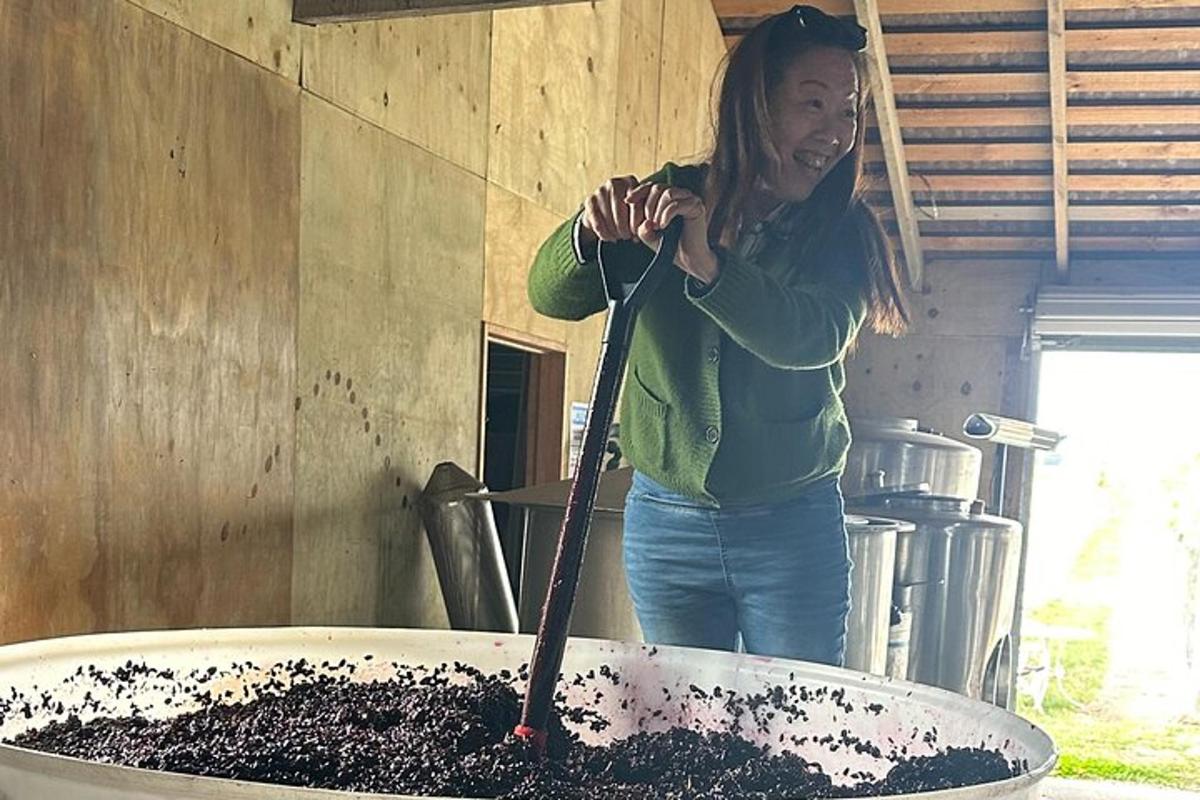 žena stojící vedle velké vany plné hlíny