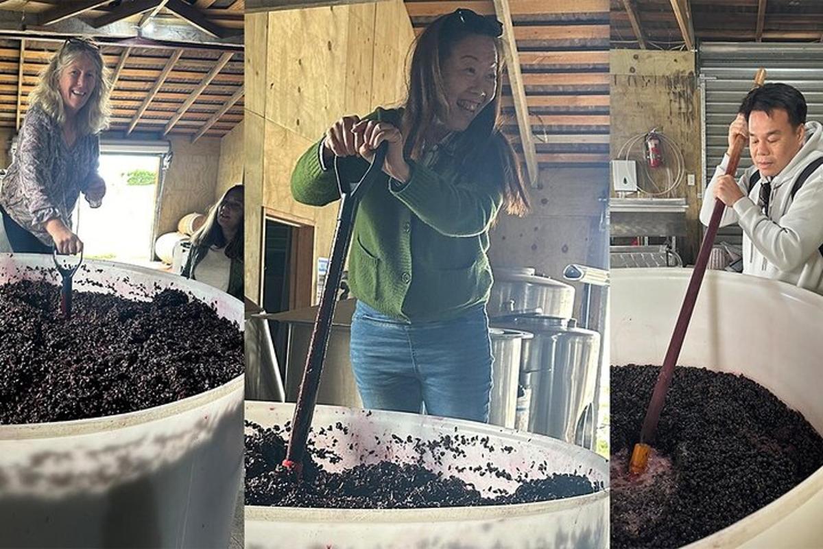 een vrouw die naast twee grote potten aarde staat