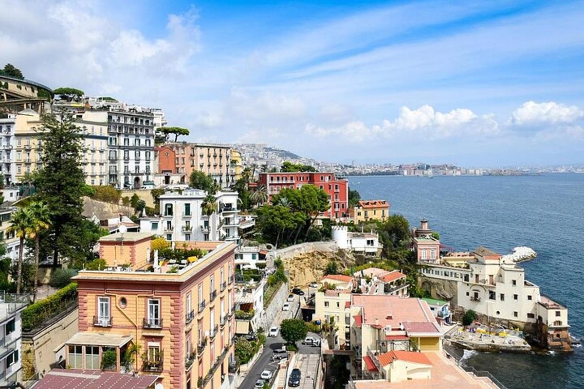 una vista aerea di una città con l'acqua
