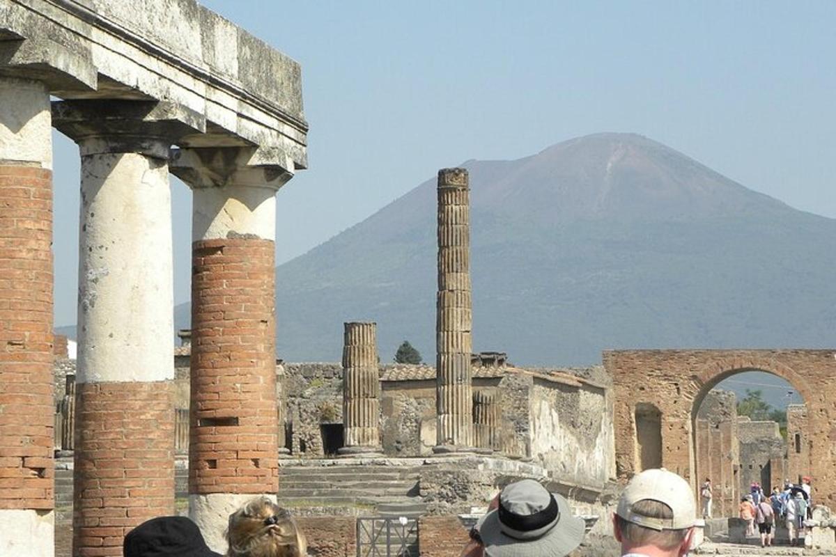 un gruppo di persone che osserva le rovine di un edificio