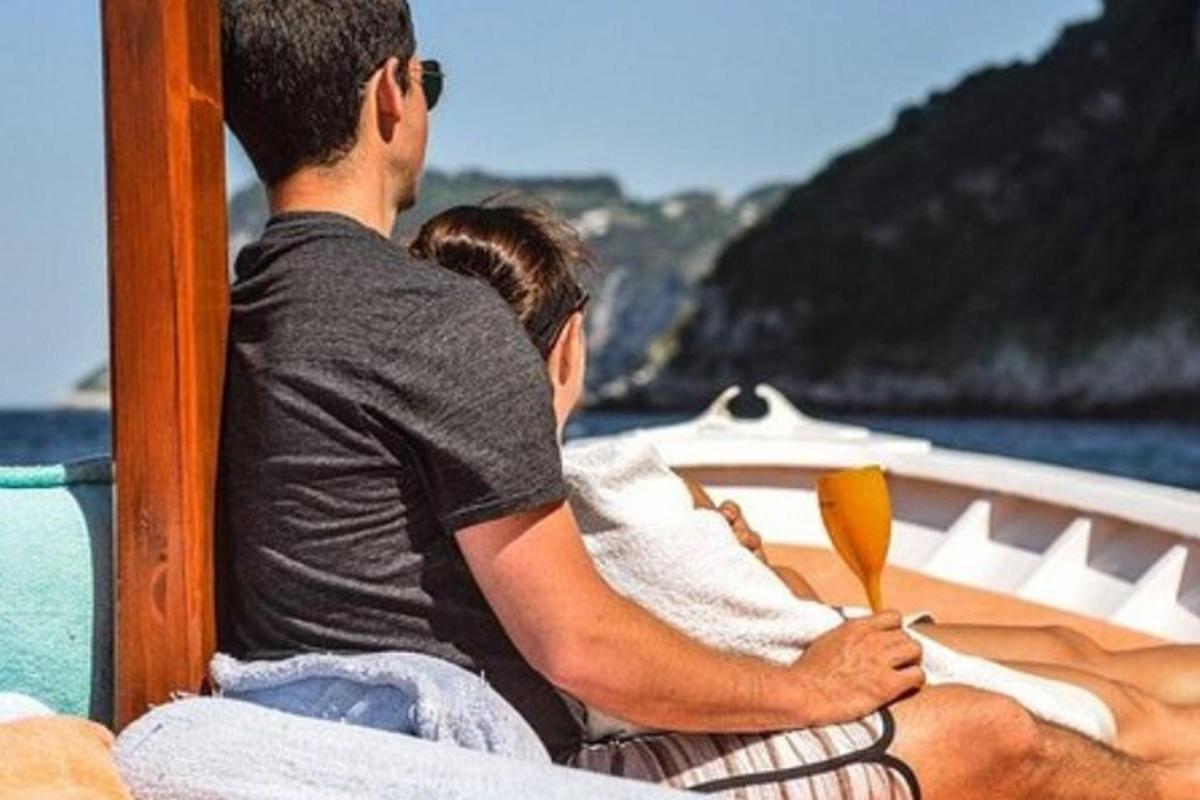 một người đàn ông và một người phụ nữ đang ngồi trên thuyền