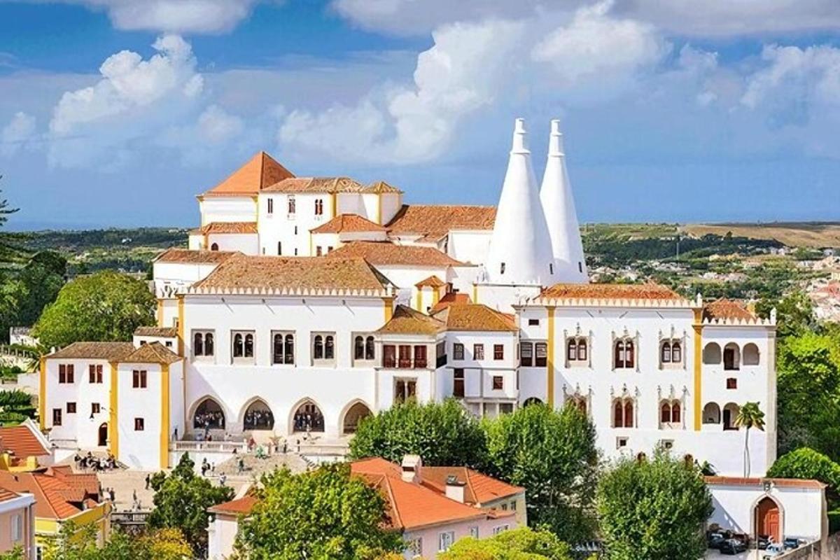 Un gran edificio blanco con dos torres en una ciudad.