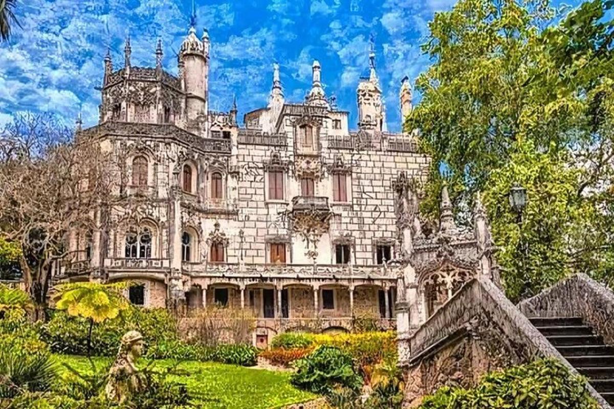 một tòa nhà đá cũ có cây cối ở phía trước