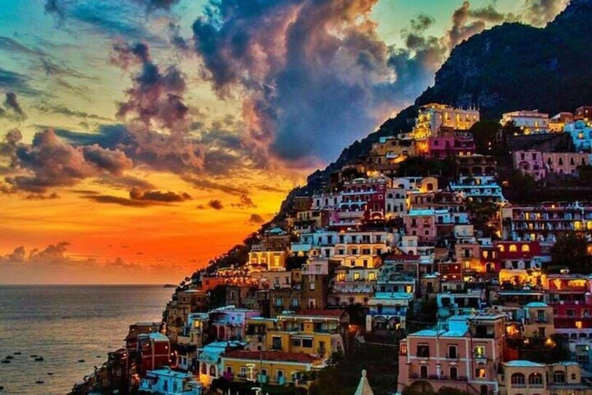 Vas Positano na Amalfijski obali ob sončnem zahodu