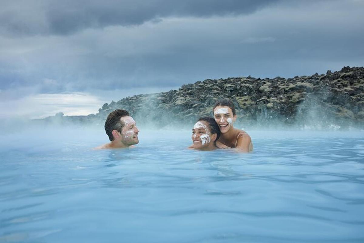 Þrír synda í bláu vatni jarðhitabaðs