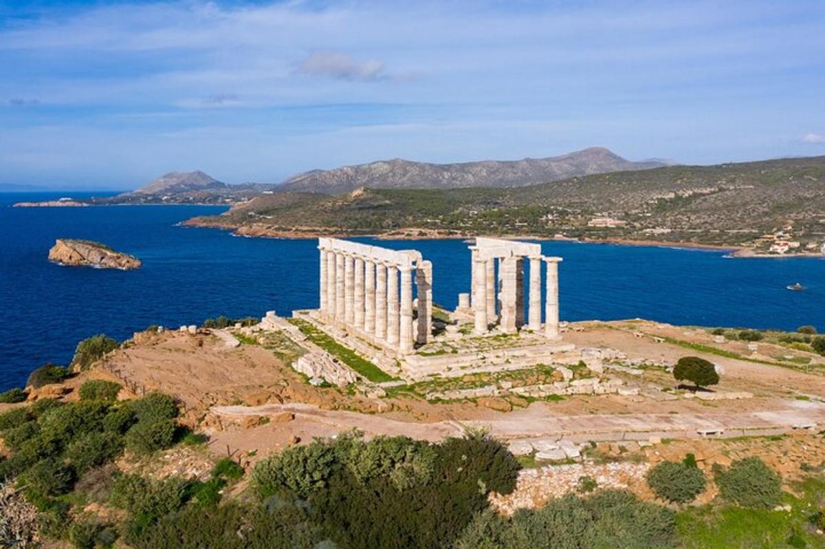 Ένας αρχαίος ναός σε ένα νησί στον ωκεανό