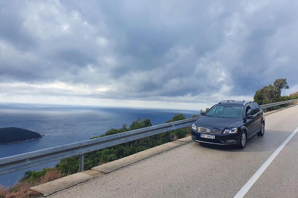 auto zaparkované na silnici u oceánu