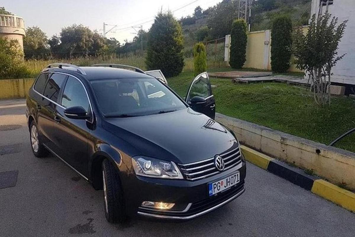 auto zaparkované na príjazdovej ceste s otvorenými dverami
