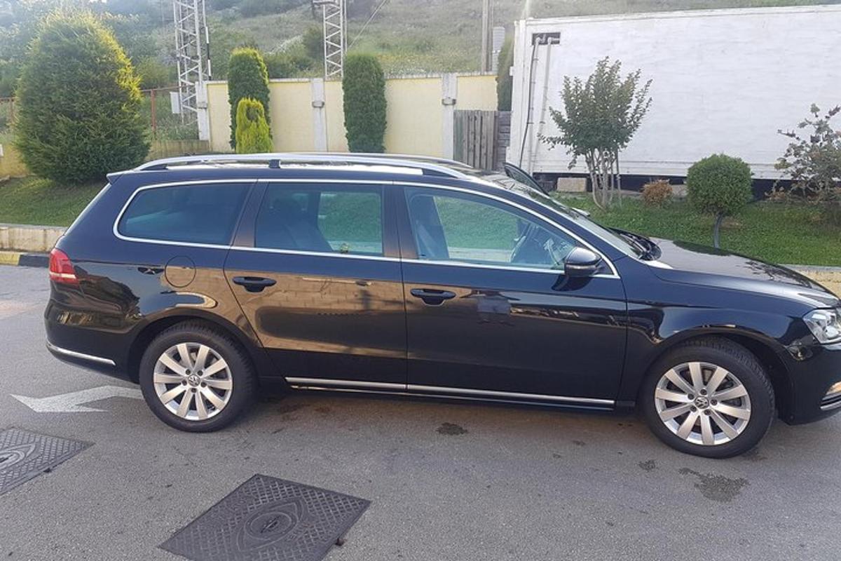 černé auto zaparkované na parkovišti