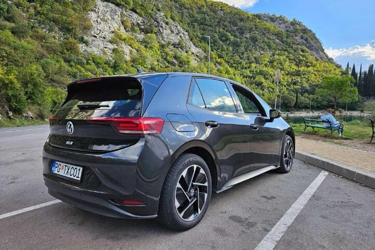 auto zaparkované na kraji silnice