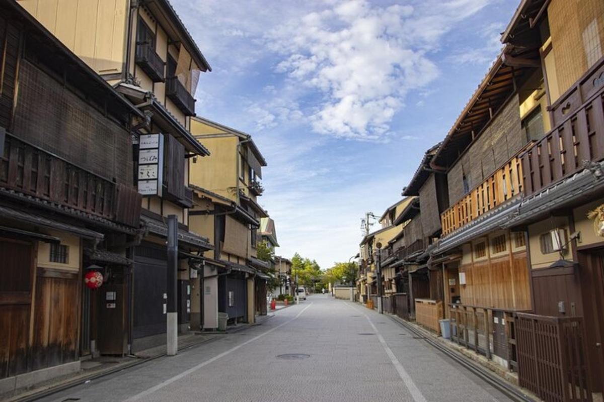 uma rua vazia em uma cidade asiática com prédios