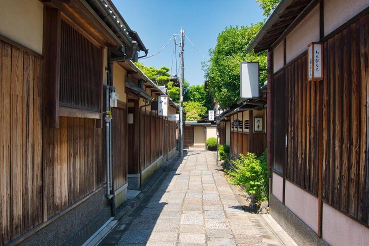 eine Gasse zwischen zwei Gebäuden in einer asiatischen Stadt
