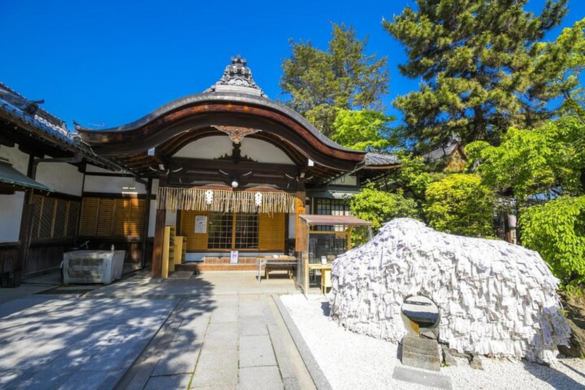um pagode com um banco em frente a um prédio