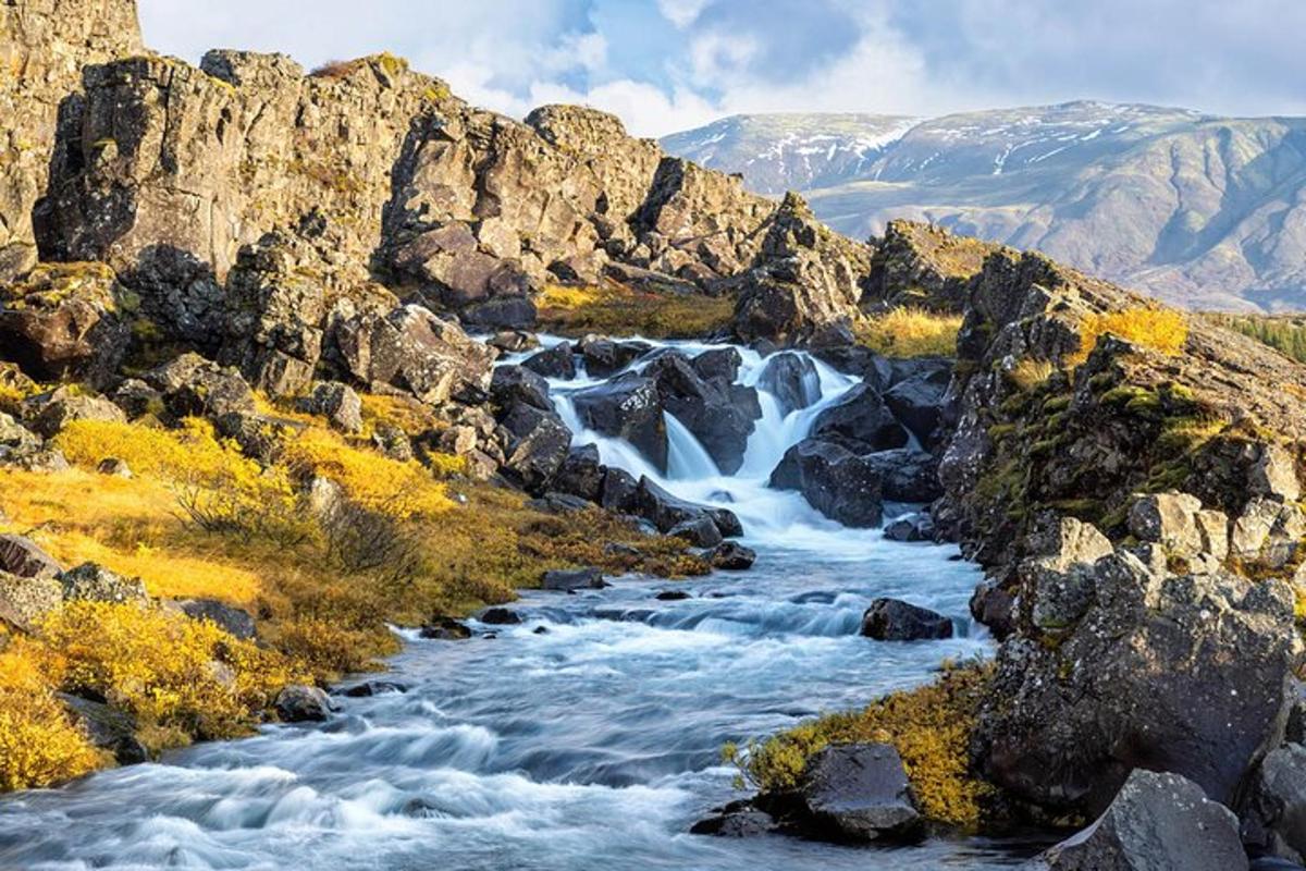una cascata su un fiume in una montagna