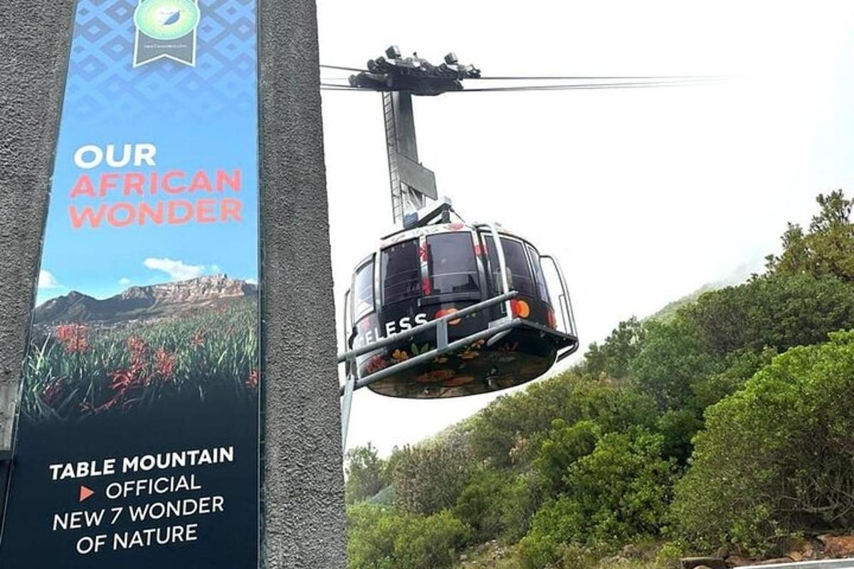 một chiếc thuyền gondola treo trên một cây cột có gắn biển báo