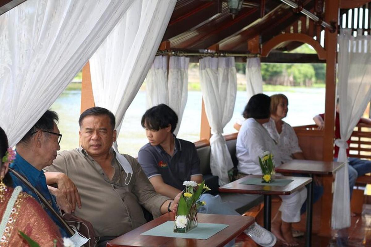 un grup de oameni așezați la mese într-un restaurant
